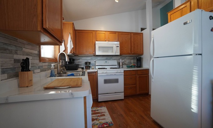 Shakopee House | 5 Bedrooms 2 Bath 2 Grg 3 King beds 2 Queen beds & a Game Room split level home