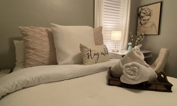 Cleveland Heights Apartment | 5 bedrooms for Large groups, 2 Apartments combined, Pet Friendly