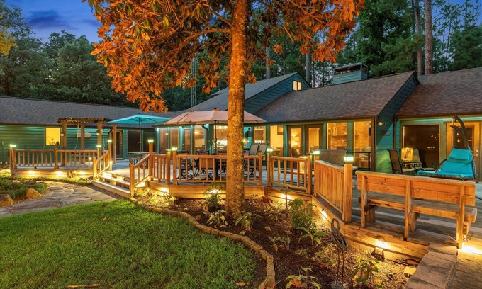 Holly Lake Ranch House | 5 BR | 7 BTH| Pool | Hottub | Fire Pit | Sleeps 15