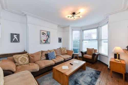 Sneinton House | 5-BR Home Featuring Art and Photography Collection