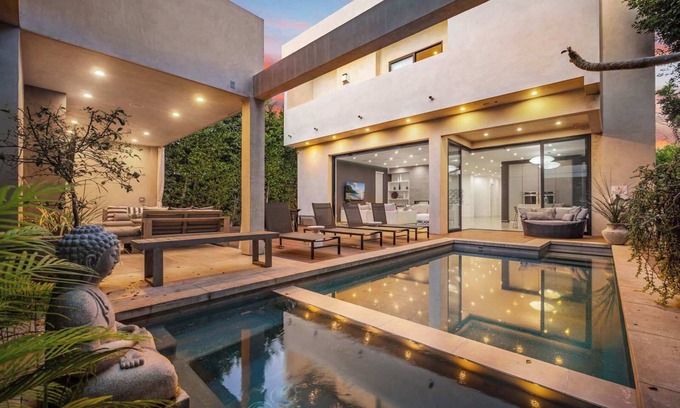 Greater Wilshire - Hancock Park House | 5 BR Villa in the Grove - Pool & Spa