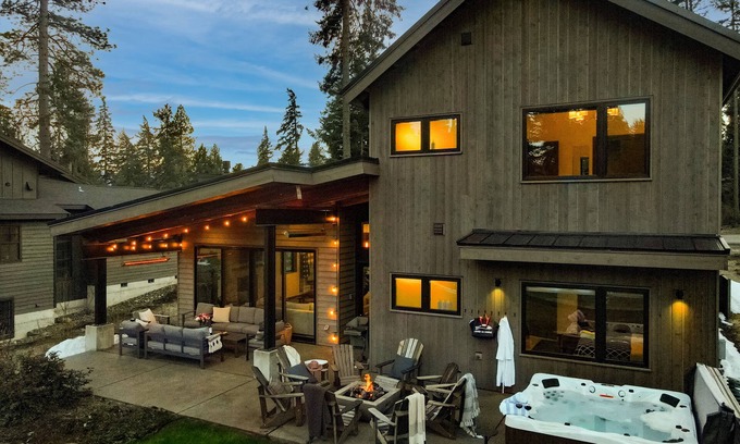 Cle Elum Ski Chalet | 5 King Beds on Golf Course with a VIEW 0.6 mile walk to Winery!