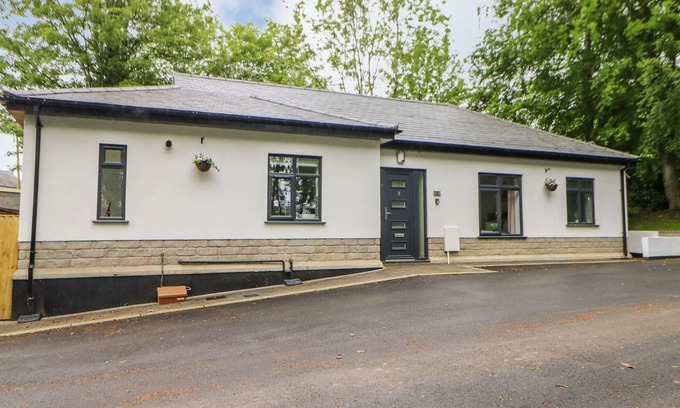 Appleby-in-Westmorland Apartment | 5 LAUREL MOUNT, pet friendly, with a garden in Kirkby Thore