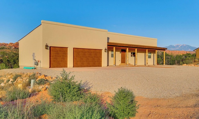 Moab South Valley House | 5 Mi to Arches NP: Canyon-View Hideaway w/Deck!