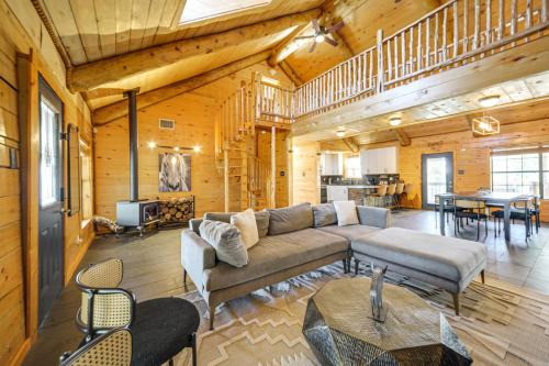 Dripping Springs House | 5 Mi to Dtwn Dripping Springs Cabin with Jacuzzi!