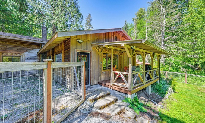 Paradise Estates Cabin | 5 Mi to Mt Rainier Nat’l Park: Cozy Cabin w/Deck!
