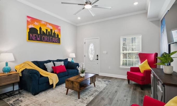 Tulane - Gravier House | 5 Min to FQ | Stylish 5BR | Outdoor Seating & Park