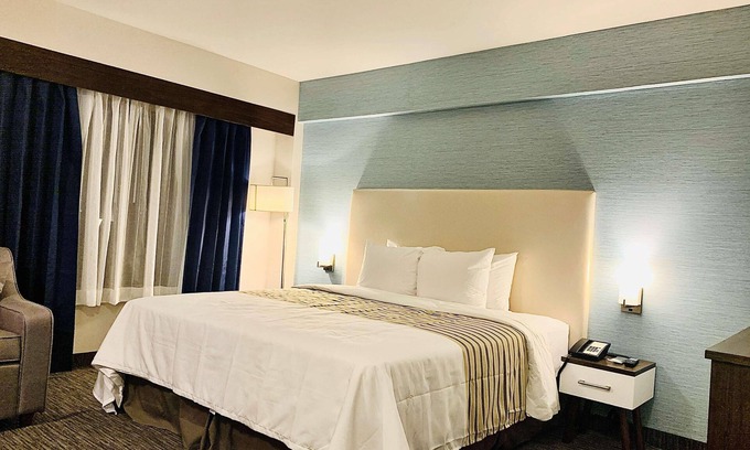 Northeast Mississauga Hotel | 5 minutes away from the airport