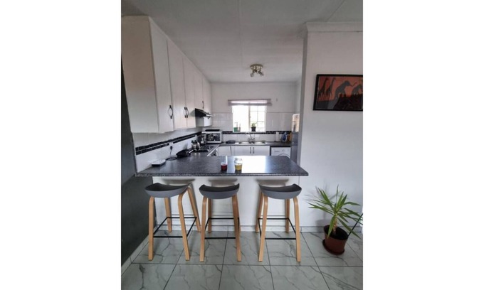 Centurion Apartment | 5 minutes to shops and malls