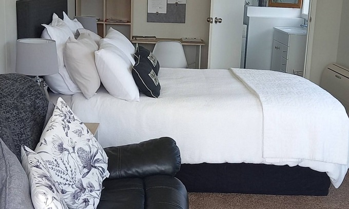 Milton Apartment | 5 minutes to the Clutha Gold Cycle Trail-Garden View-Close to Dunedin & Catlins