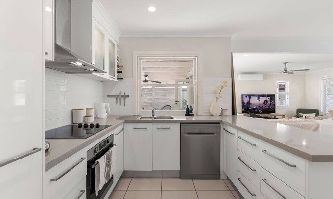 Broadbeach House | 5 minutes walk to pacific fair/beach-3 bedrooms with 3 ensuites, suit 10 people