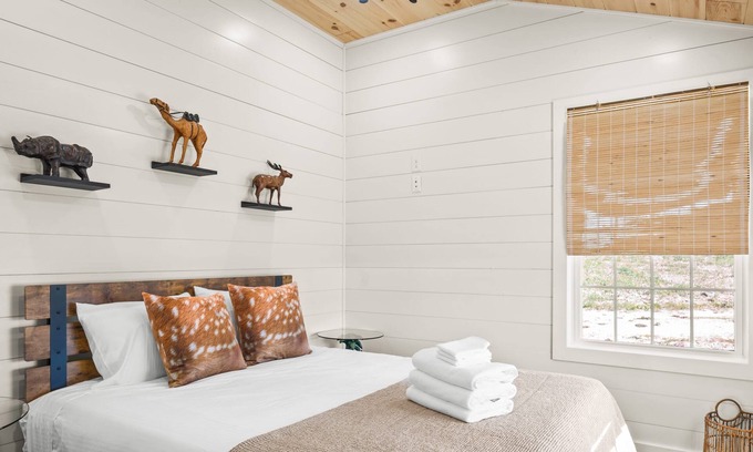 Williamstown Cabin | 5 Neighboring Cabins at Eden Reserve - Front Five!