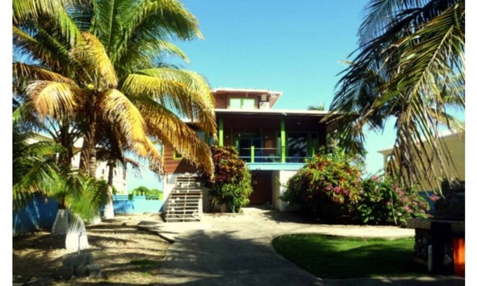Isla de Utila House | 5 O'Clock Somewhere 3 bedroom Ocean Front Home -