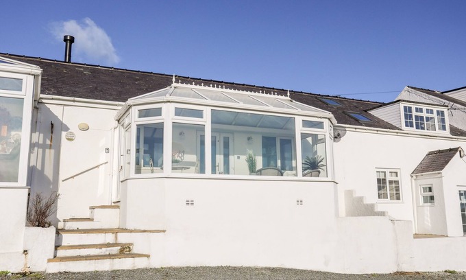 Holyhead Cottage | 5 PORTHDAFARCH SOUTH COTTAGES, pet friendly in Trearddur Bay