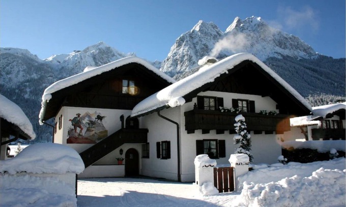 Obergrainau Apartment | 5-star apartment "Waxenstein" in Grainau & garden/lawn.