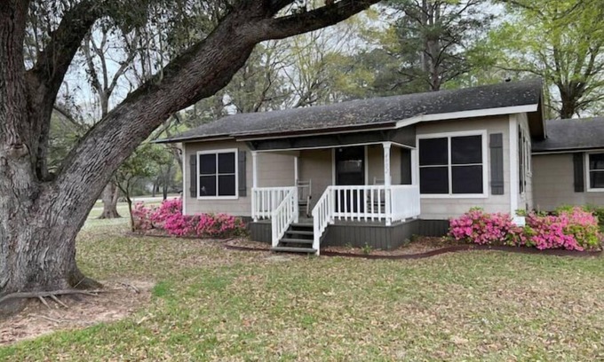 Monroe House | 5 Star Cottage Sleeps 6 2br 2ba Family & Pet friendly by ULM. 1acre near bayou.
