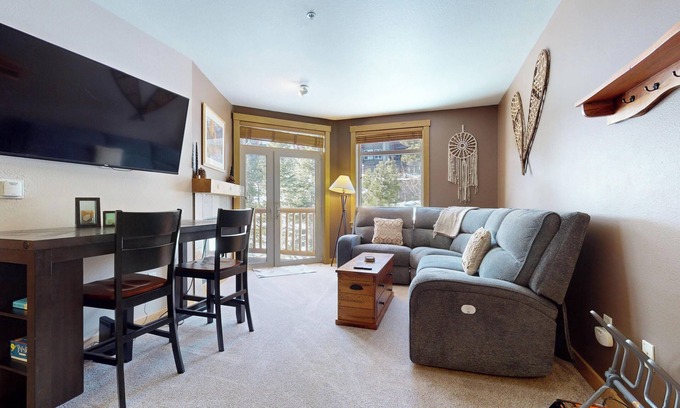 Mammoth Lakes Condo | 5-Star Mtn Modern Unit, Balcony, Near Walking & Biking Trails. Pool On-site