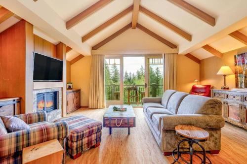 Cle Elum Apartment | 5036 Suncadia Lodge Penthouse with Full Kitchen & Balcony