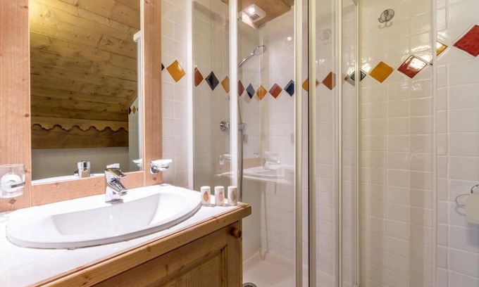 Les Belleville Apartment | 50m from ski slopes, 2nd floor, view ski slopes, fitness, swimming pool, sauna, hammam, balcony, tv