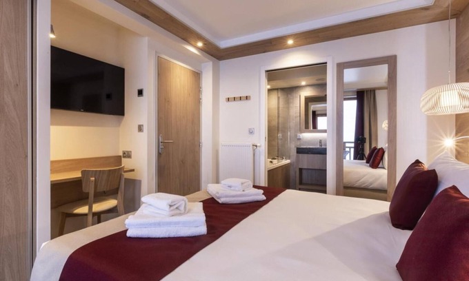 Lanslevillard Apartment | 50m from ski slopes, fitness, swimming pool, sauna, hammam, balcony, fireplace or stove, tv