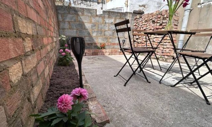 St. Dunstan's Apartment | 51% off. Nice Studio with patio near London Centre. Mile End