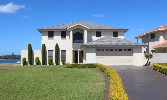 Harrington House | 54 Diamantina Circuit, Harrington cast a line from the back door step