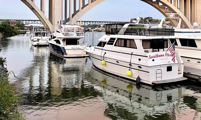 Knoxville Boat Rental | 55’ yacht on TN River downtown Knoxville TN at the Vol Navy location! 3BR & 3BA