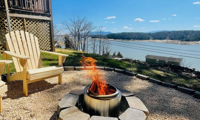 Dandridge House | 5bd~4ba Near Smoky Mountains Attractions~Majestic Views, Hot Tub, FirePit SMORES