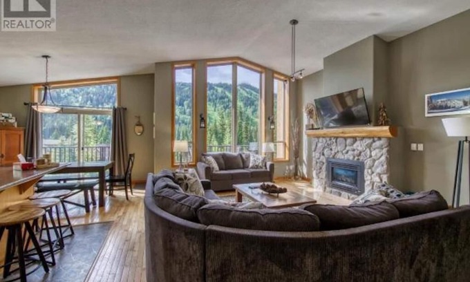 Fairways Ski Chalet | 5BR/3BA Ski Chalet: Ski In/Hot Tub/Amazing Views!