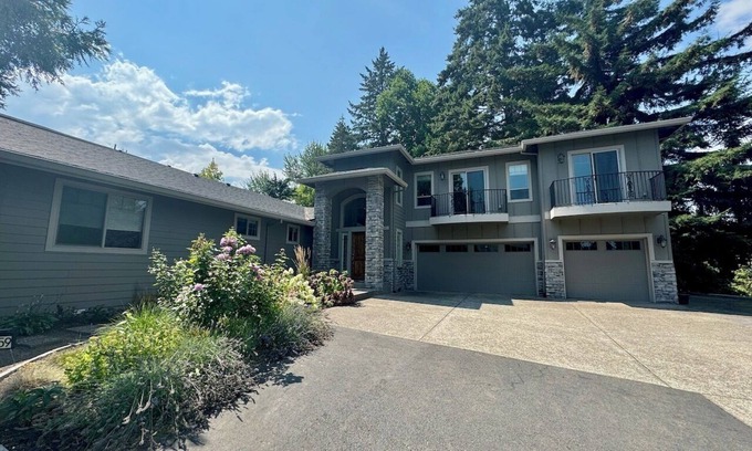 Bull Mountain House | 5BR Luxury Home Multi-Generation Friendly Ideal for Extended Stays Pets Welcome