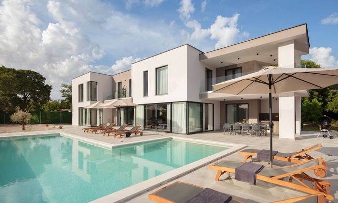 Brgod Villa | 5BR Modern Villa with Pool & Ensuite Baths