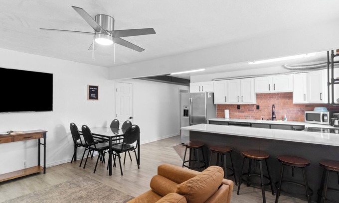 La Verkin House | 5BR Zion Retreat: 2Kitchens, FirePit, Mural & More