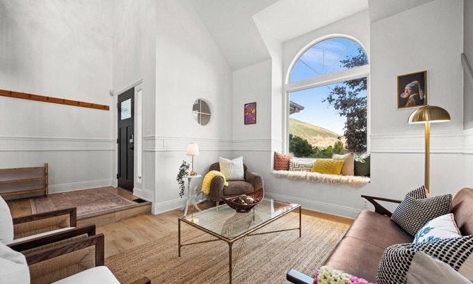 Sandy House | 6 Bdrm Close to Mtns+Resorts, Hot Tub, Heated Deck, Fire Pit + 85in TV