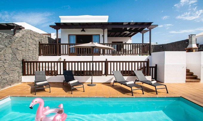Playa Blanca Villa | 6 Bed Holiday Villa | Heated Pool | Hot Tub | Beach & Waterparks | Playa Blanca