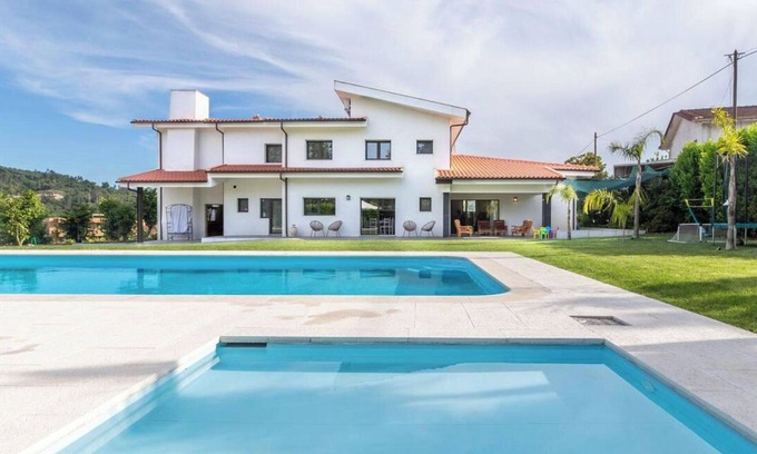 Pevidem House | 6-Bed House - Sleeps 12 - Pool, Bbq, Pool Table