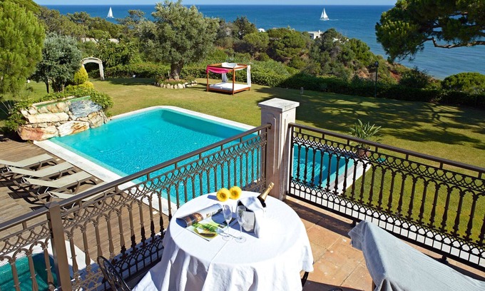 Oura Villa | 6 bedroom villa with sea view and 3 minutes from the beach