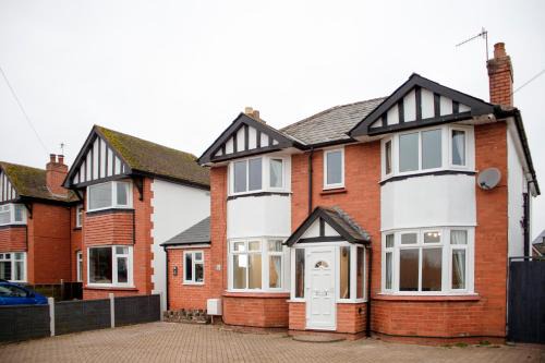 Powick Villa | 6 BR 3 Bath Spacious Tudor House & Free Parking
