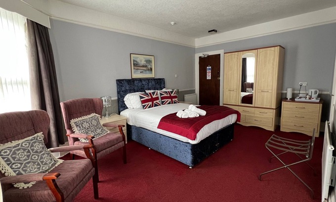 Roundham Bed & Breakfast | 6 - Honeymoon Room - Paddington Station - Room 6