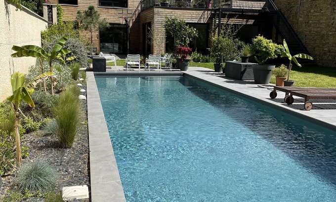 Saint-Cyr-au-Mont-d'Or Apartment | 6-person air-conditioned gîte: terrace, garden, heated swimming pool 10 km from Lyon