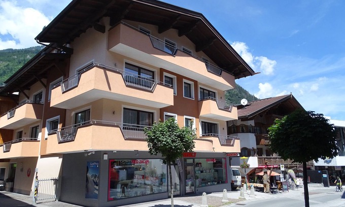 Mayrhofen Apartment | 6-room apartment with balcony next to the Penkenbahn, in the pedestrian zone of Mayrhofen!