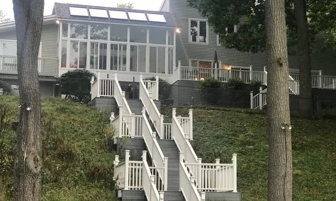 South Bend House | 60% Disc for next 3 Weekends - Waterfront Luxury only 8 mins to Notre Dame