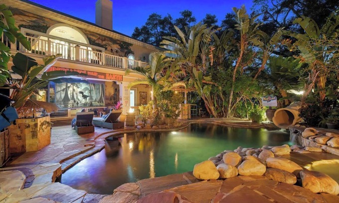 Clermont House | 62 Acre Island - Sleeps 40+