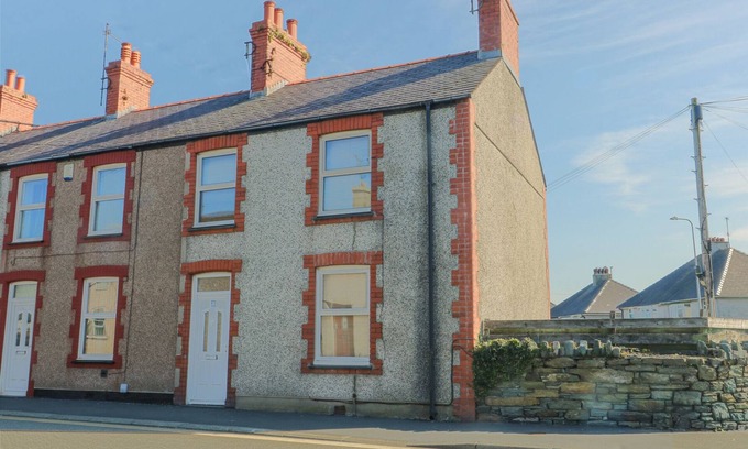 Holyhead Cottage | 63 KINGSLAND ROAD, family friendly, with a garden in Holyhead