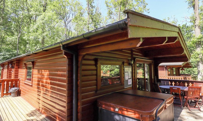 Kenwick Cottage | 64 ACORN LODGE KENWICK PARK, pet friendly, with hot tub in Louth