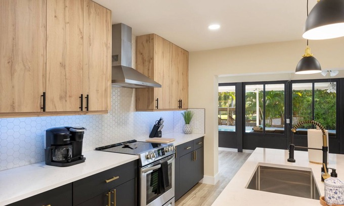 Lake Worth House | 6880 Managed By Brampton Park
