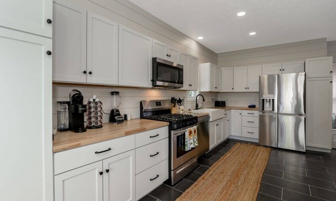 Cleveland House | 6BR House|Near Cleveland Clinic| Sleeps up to 14!