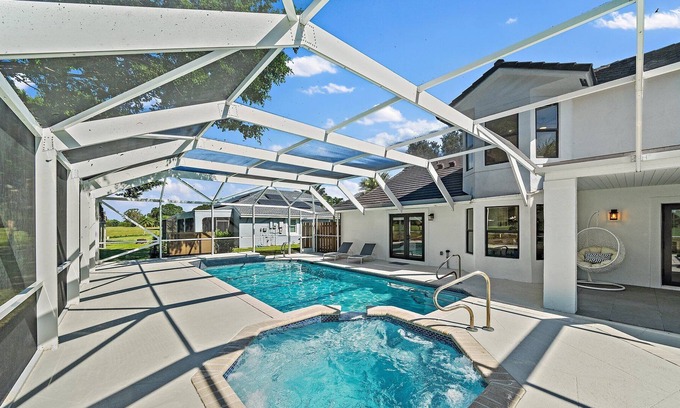 Greenview Shores Villa | 6BR Luxury Villa with Pool & Spa