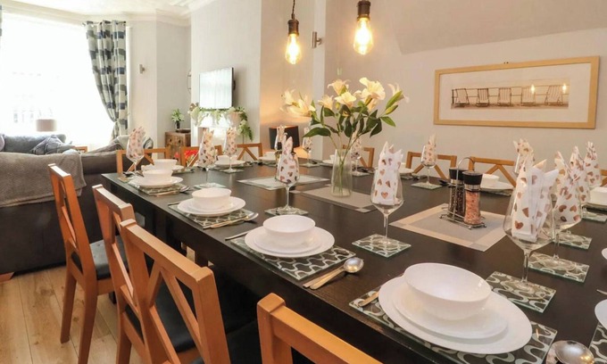 South Shore House | 7-Bed Beachside Retreat - Sleeps 14 & Pet Friendly