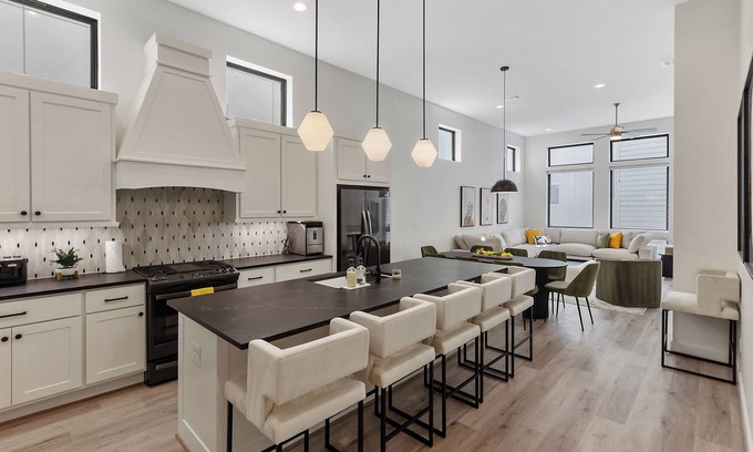 Montrose House | 7 Bedroom 7 Bathroom Deluxe Houston Home with Rooftop Downtown Skyline View!