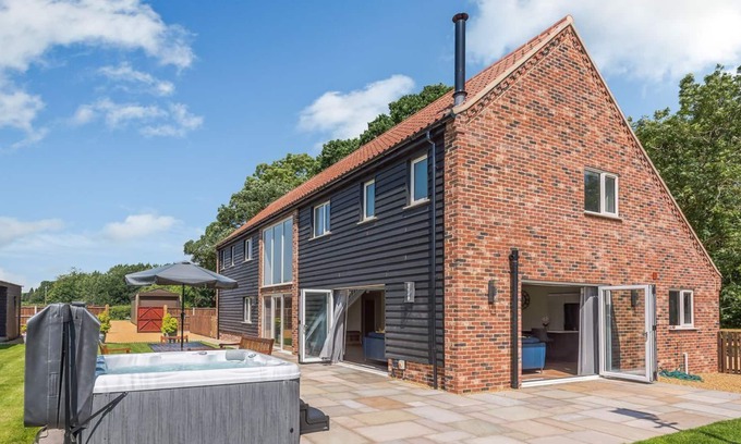 Irstead Cottage | 7 bedroom accommodation in Neatishead, near Norwich